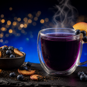 Cocktail de thé Miami Greensip, couleur violette intense à la myrtille et pêche dans une tasse en verre double paroi, vapeur chaude sur fond bleu nuit